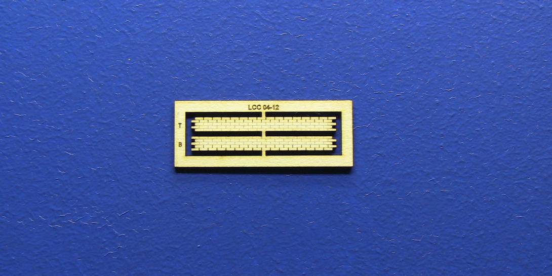 LCC 04-12 OO gauge horizontal wall decoration with compensation Set of 2 brick decoration strips with compensation.

